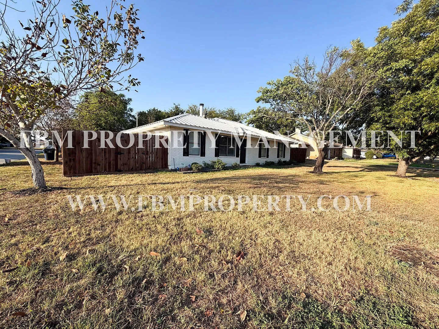 616 E. Avenue E - Beautiful 3 Bedroom, 2 Bathroom Home in Midlothian, TX! — Photo 2