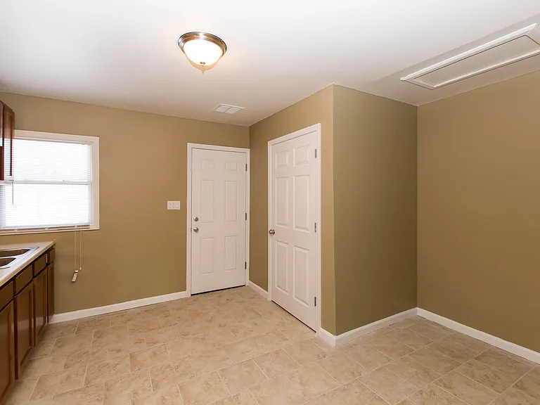 57 Rockland Dr — Photo 2