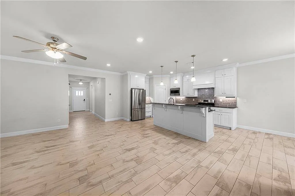 4 bed, 1915 sqft, $1,800 — Photo 3
