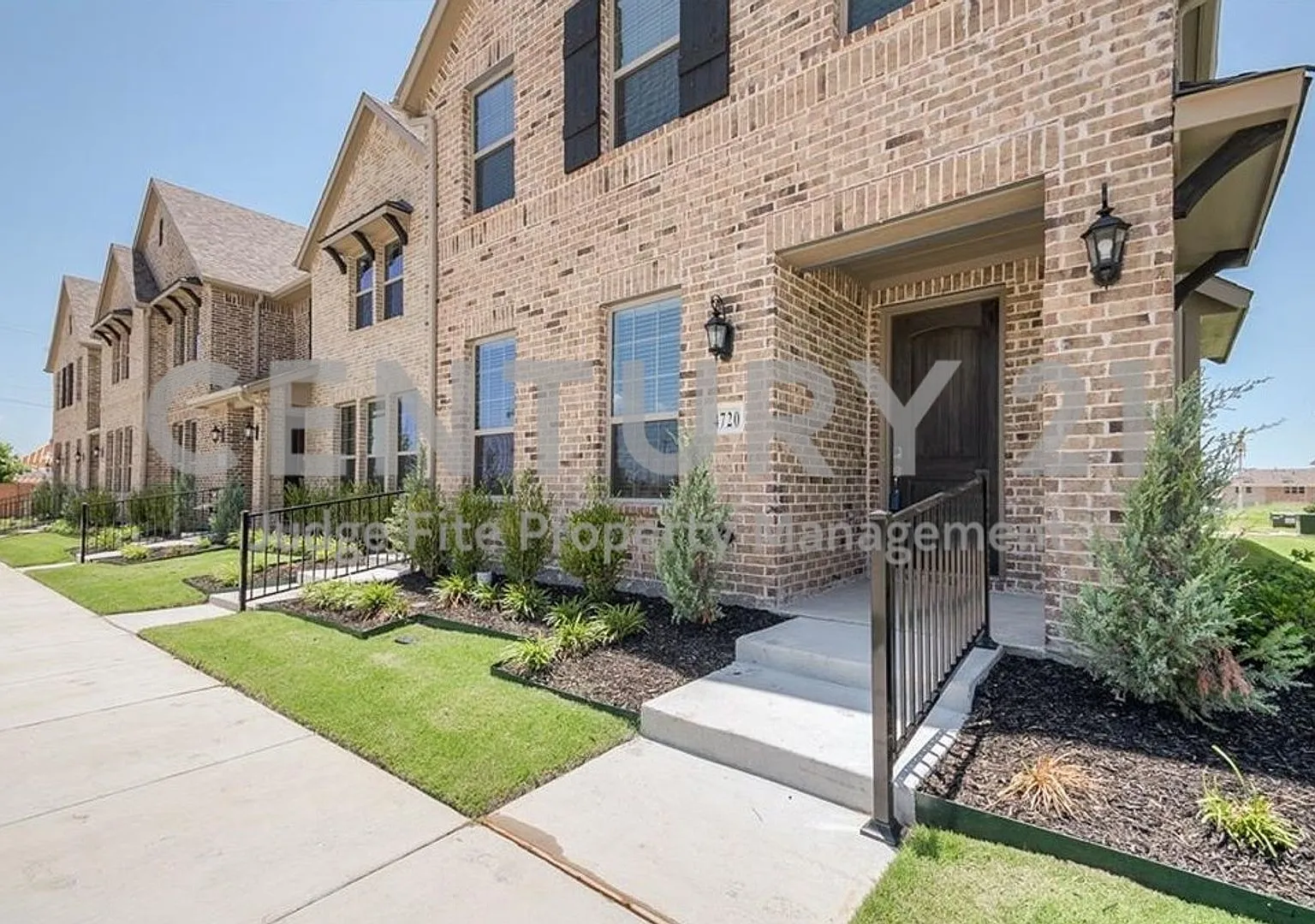 Stunning 2-Story 3/2.5/2 Townhome For Rent! — Photo 2