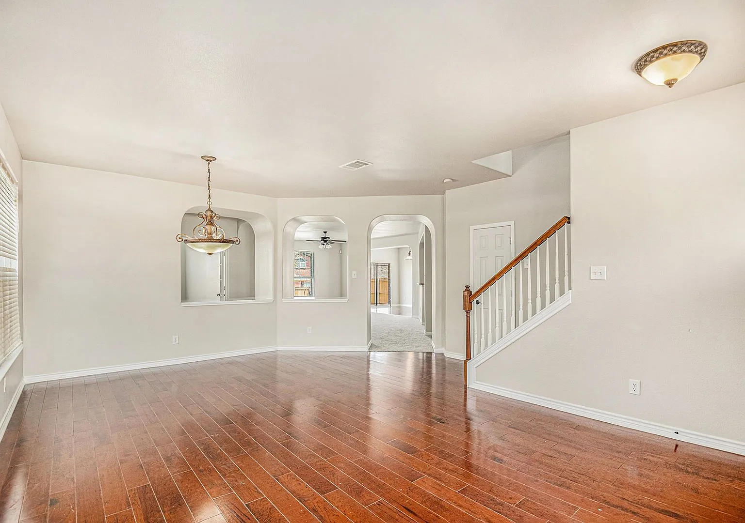 Discover this charming 3-bedroom, 2.5-bathroom two-story home in Euless, TX, perfect for families. — Photo 3