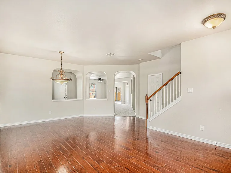 605 Port Royale Way — Photo 3