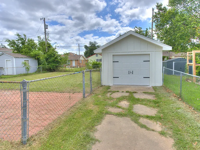 1017 N Pottenger Ave — Photo 8