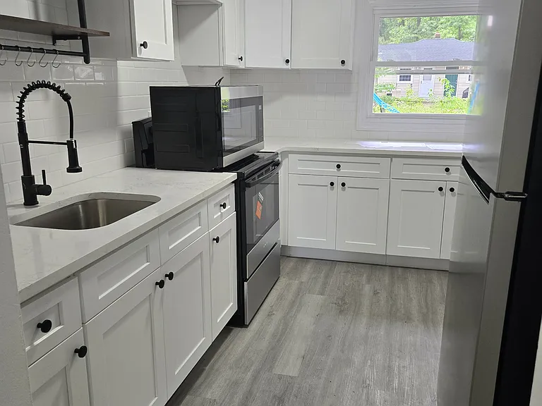 115 Maple Dr — Photo 3