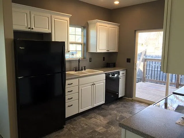 Kitchen view 1 - 700 S Linn St