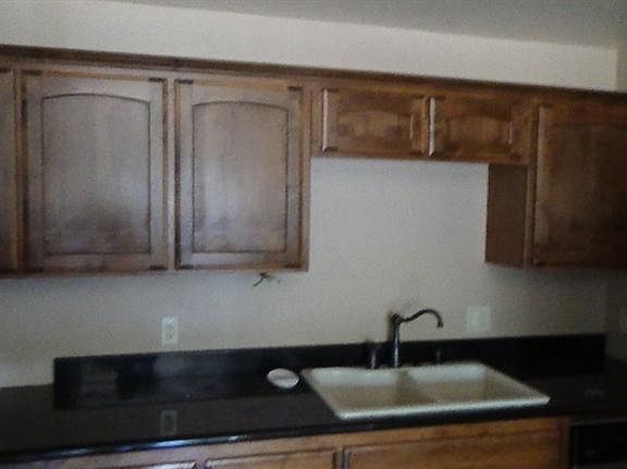 4th image of 63 E Robinson Ave