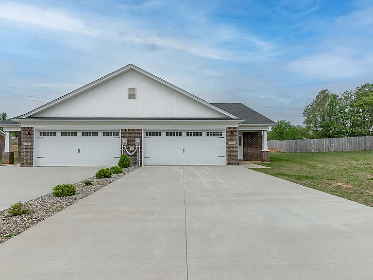 305 Breckinridge Cir — Photo 2