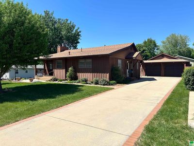 123 10th St SW, Le Mars, IA, 51031