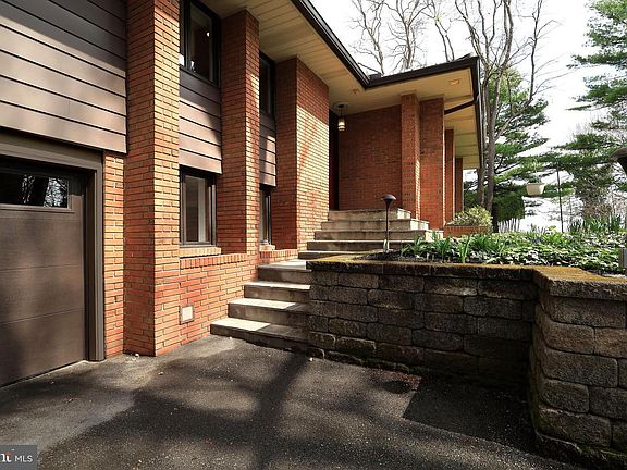 5th image of 219 Ronan Dr