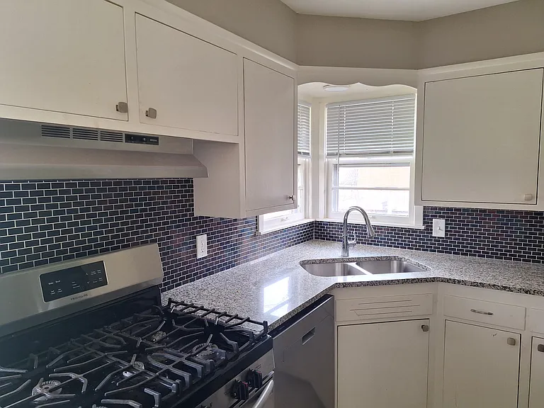 1601 N Sterling Ave — Photo 3
