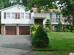 9 Country Village Ln, New Hyde Park, NY 11040