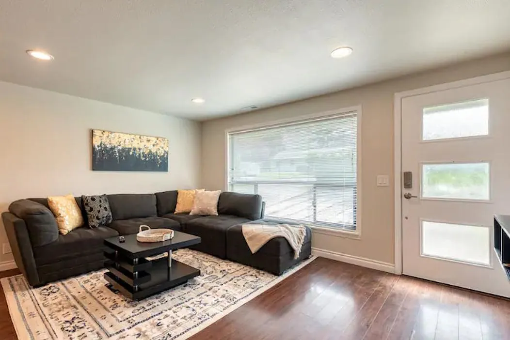 4 bed, 1436 sqft, $5,750 — Photo 3