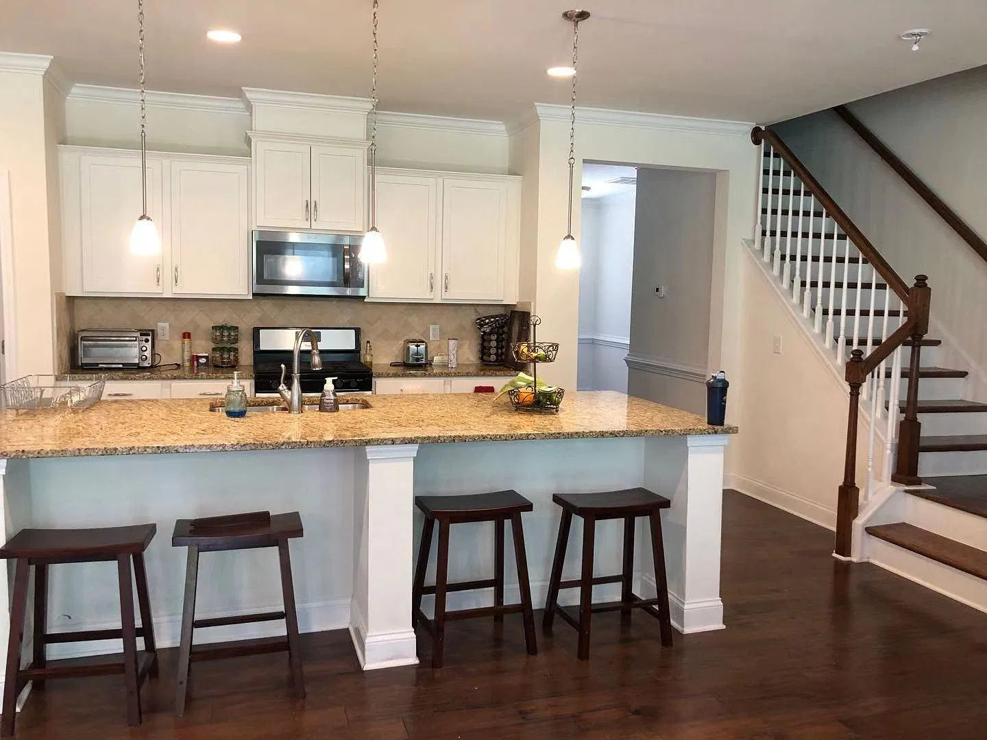 4 bed, 2.5 bath, 2306 sqft, $2,595 — Photo 2