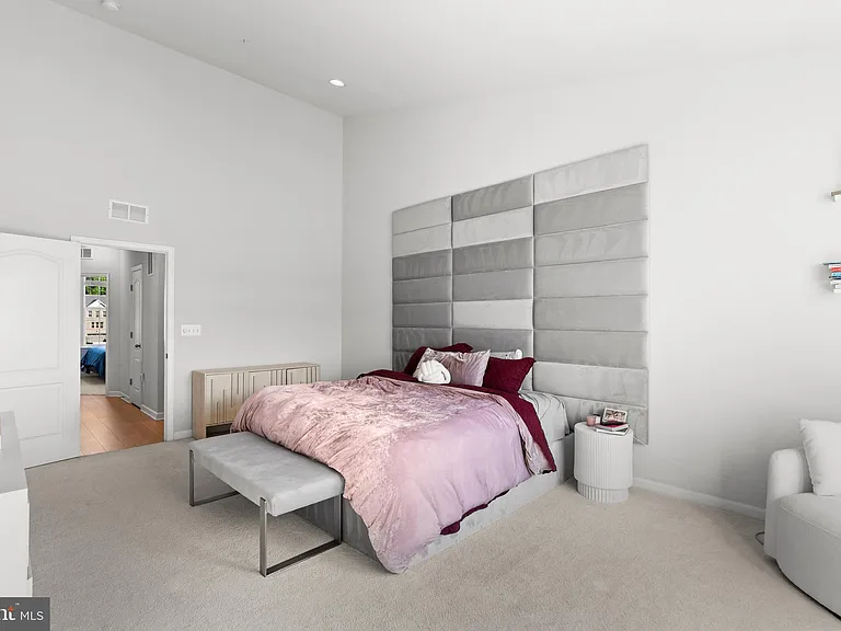 7713 Presidential Pkwy — Photo 14