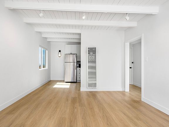 Open Floorplan from Living Room to Kitchen