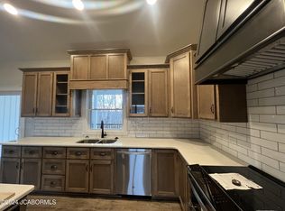 2020 Sterling Ridge Dr, Holts Summit, MO 65043