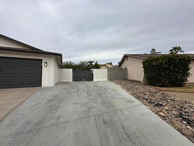 402 E Sack Dr — Photo 5