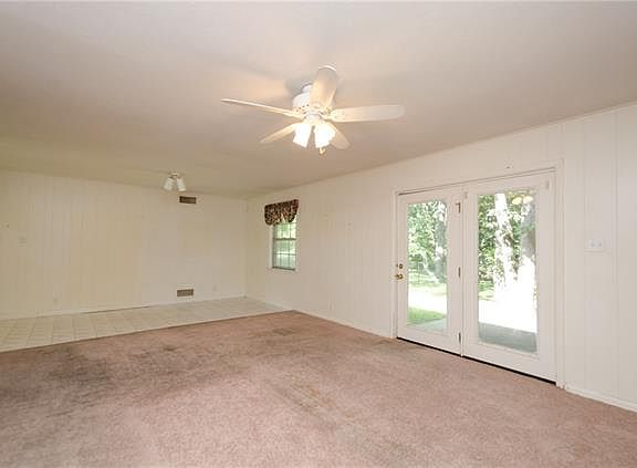 4th image of 2624 Glenwood Ln