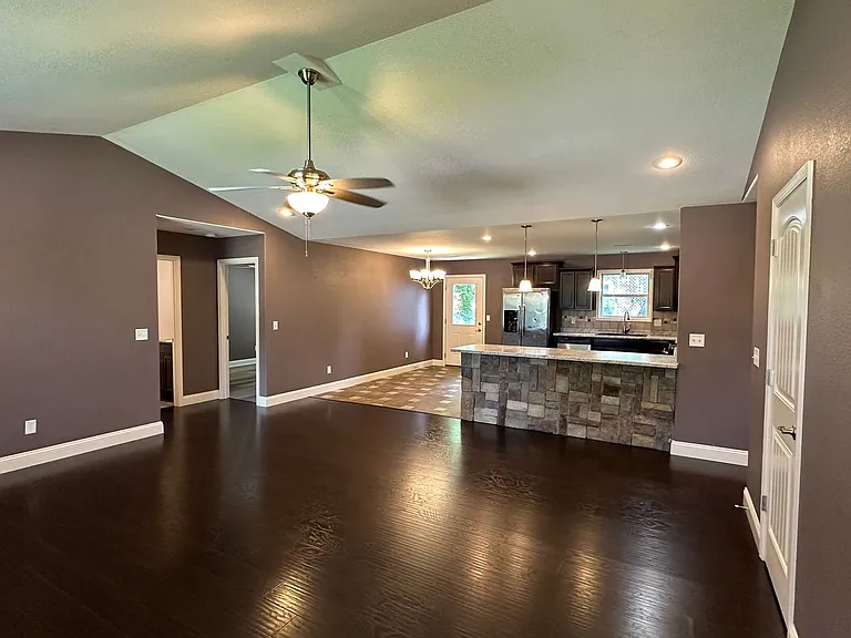 333 Lyle Curtis Cir — Photo 3