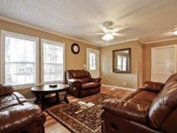 3rd image of 203 N Laurel Cir