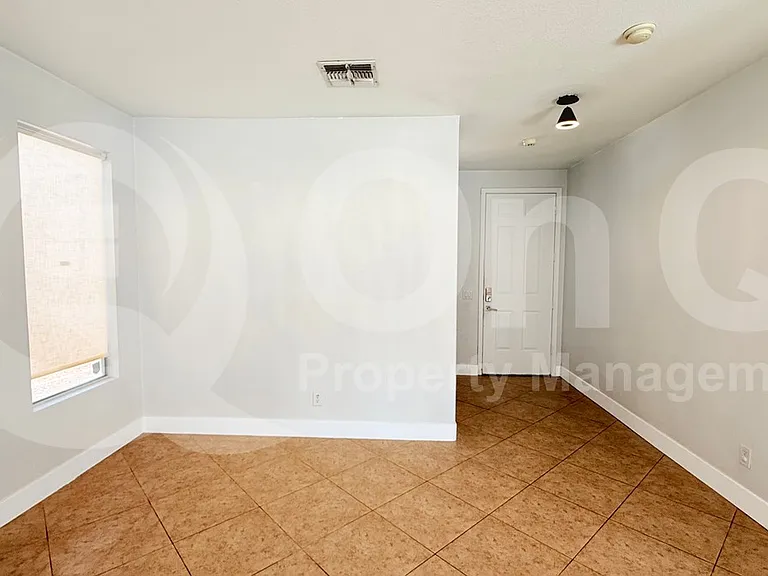 1103 E Grove St — Photo 6