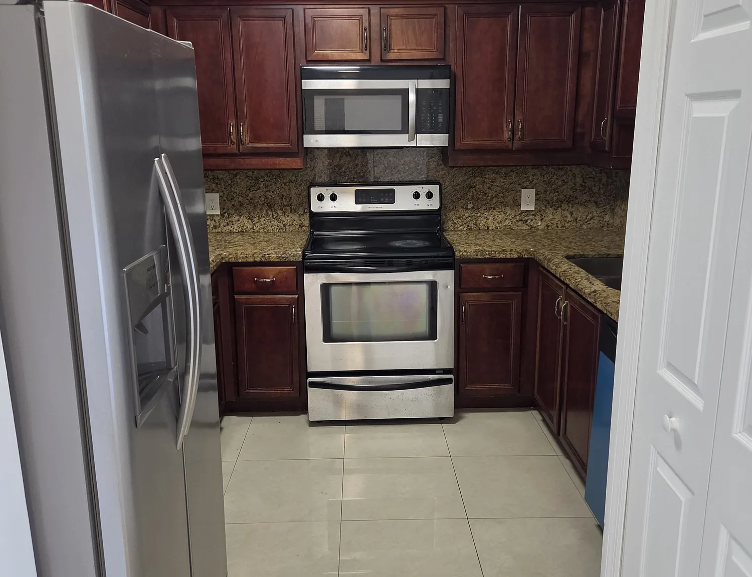 2 bed, 970 sqft, $2,450 — Photo 3