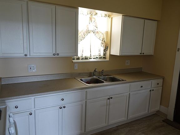 5th image of 602 Murdock St