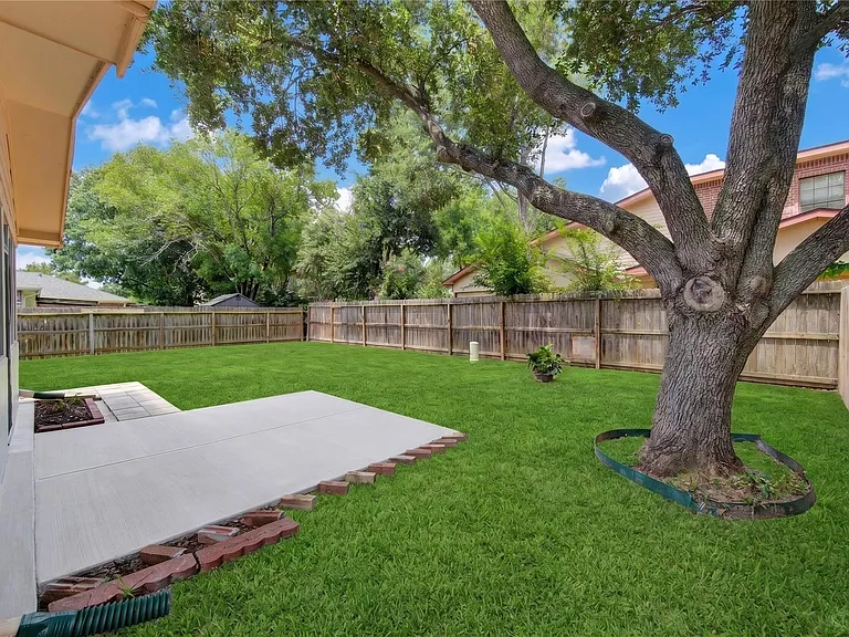 7302 Greenwood Point Dr — Photo 43