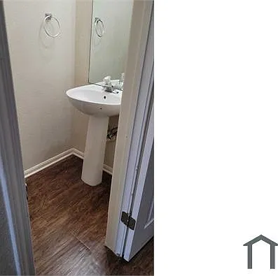 4 bed, 2720 sqft, $2,500 — Photo 2