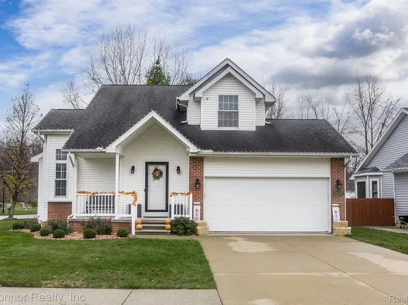 1020 Hunter Ct, Marysville, MI 48040