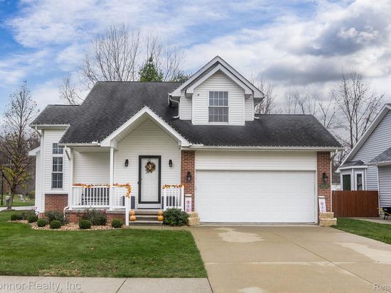 1020 Hunter Ct, Marysville, MI 48040