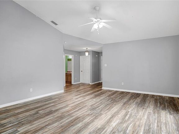 3rd image of 816 Willow Springs Dr