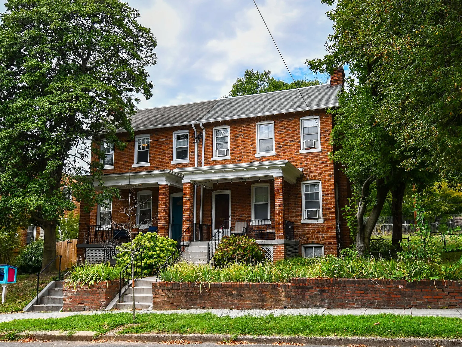 Beautiful three level Townhouse near CUA/Brookland. Private yard with detached garage — Photo 2