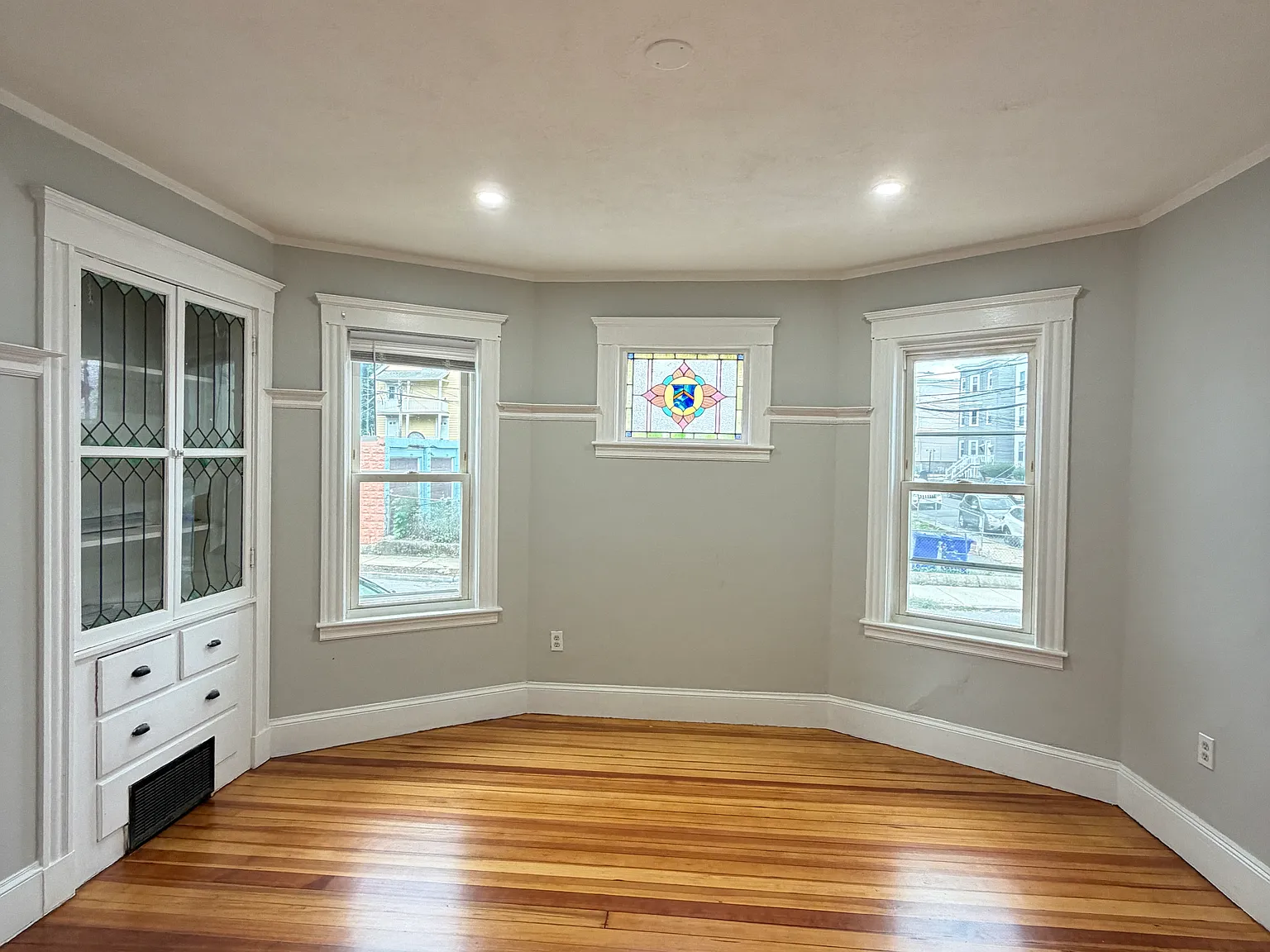 3 bed, 1031 sqft, $3,300 — Photo 2
