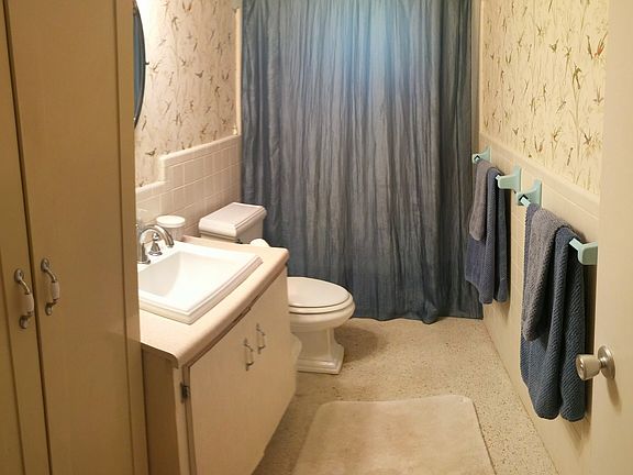 4th image of 381 Parkway Ct