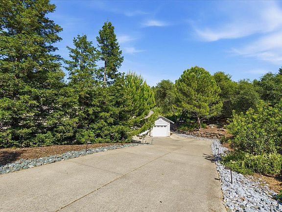 3rd image of 3621 Foxmore Ln