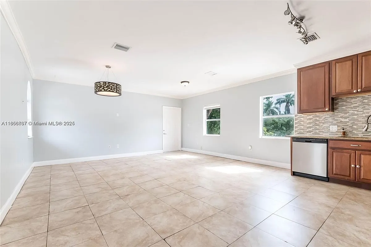 Building Photo - 1695 SW 11th St #203