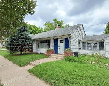 700 E Chateau PLACE, Whitefish Bay, WI, 53217