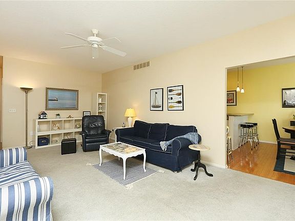 5th image of 902 Edgewater Dr
