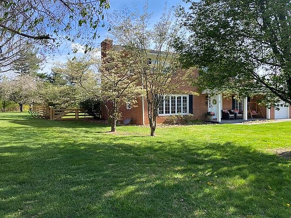 3rd image of 890 Carson Dr