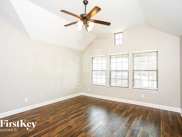 1108 Colonial Dr — Photo 11