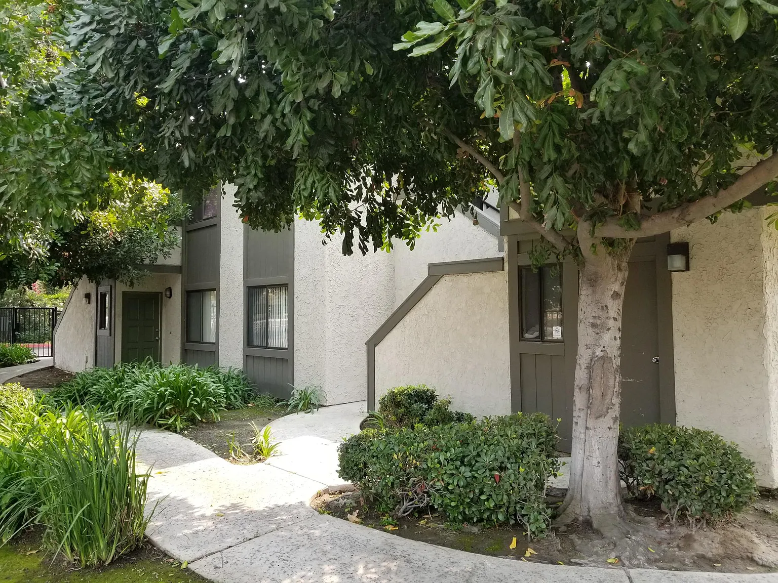 150 E Los Angeles Ave — Photo 2
