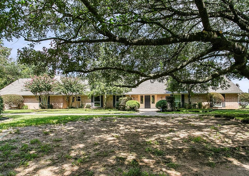 Country living just minutes from anything you need! Gorgeous 4/3 home sits on 4.5 acres.