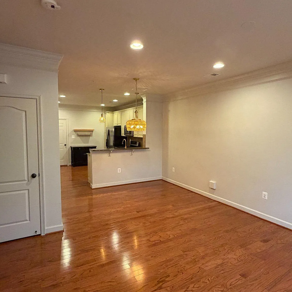 3 bed, 2.5 bath, 1600 sqft, $3,000 — Photo 2