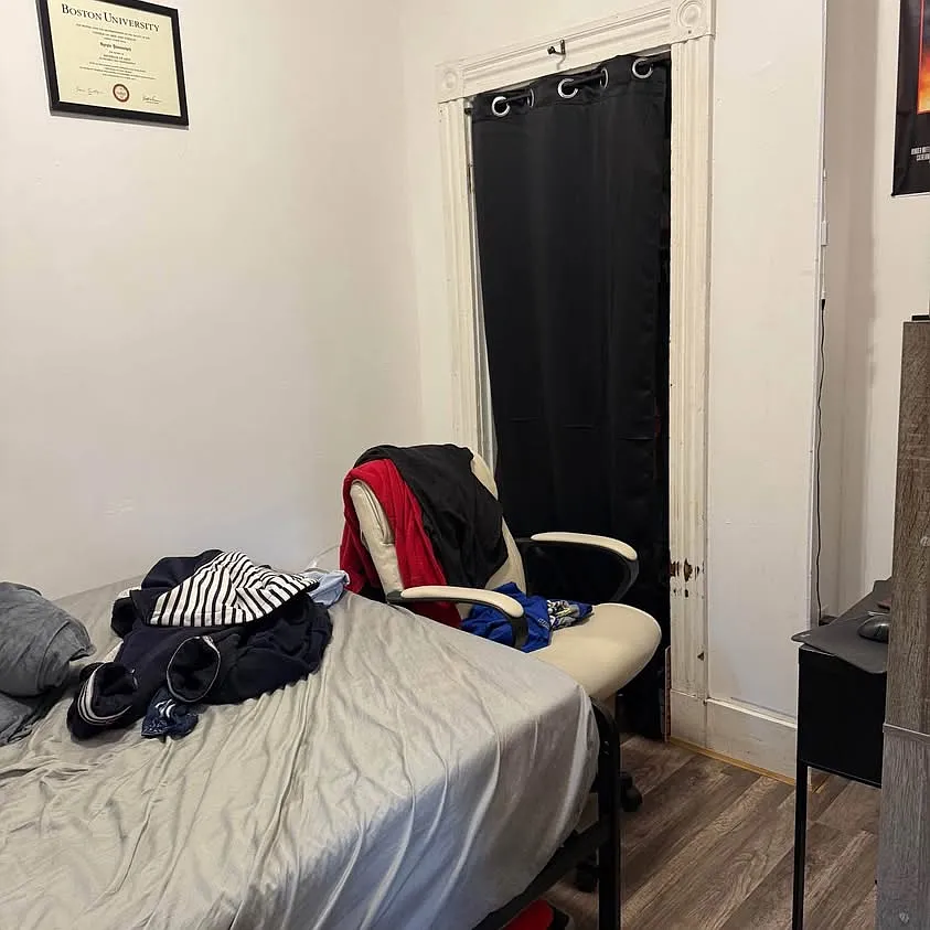 5 bed, 9999 sqft, $5,000 — Photo 1