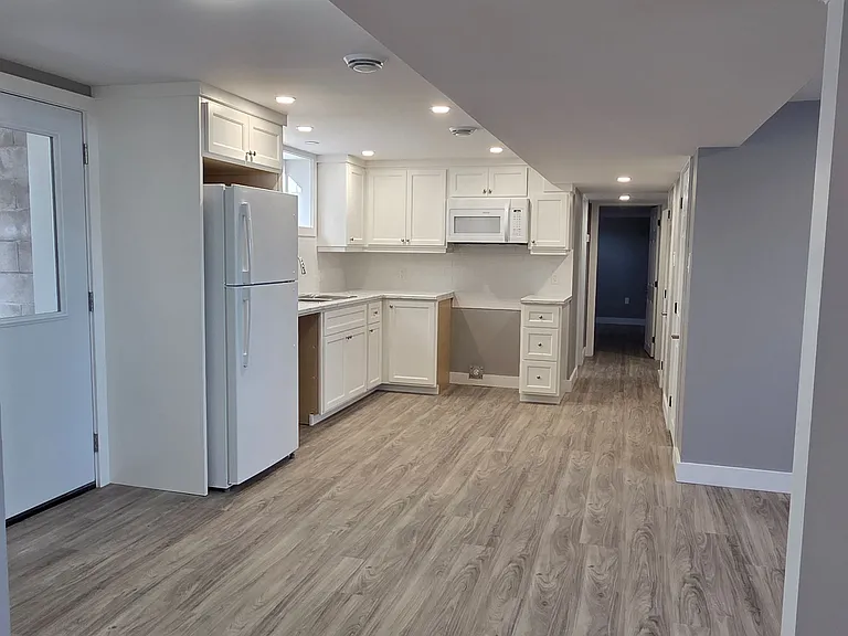 398 Kingsway St E #2 — Photo 5