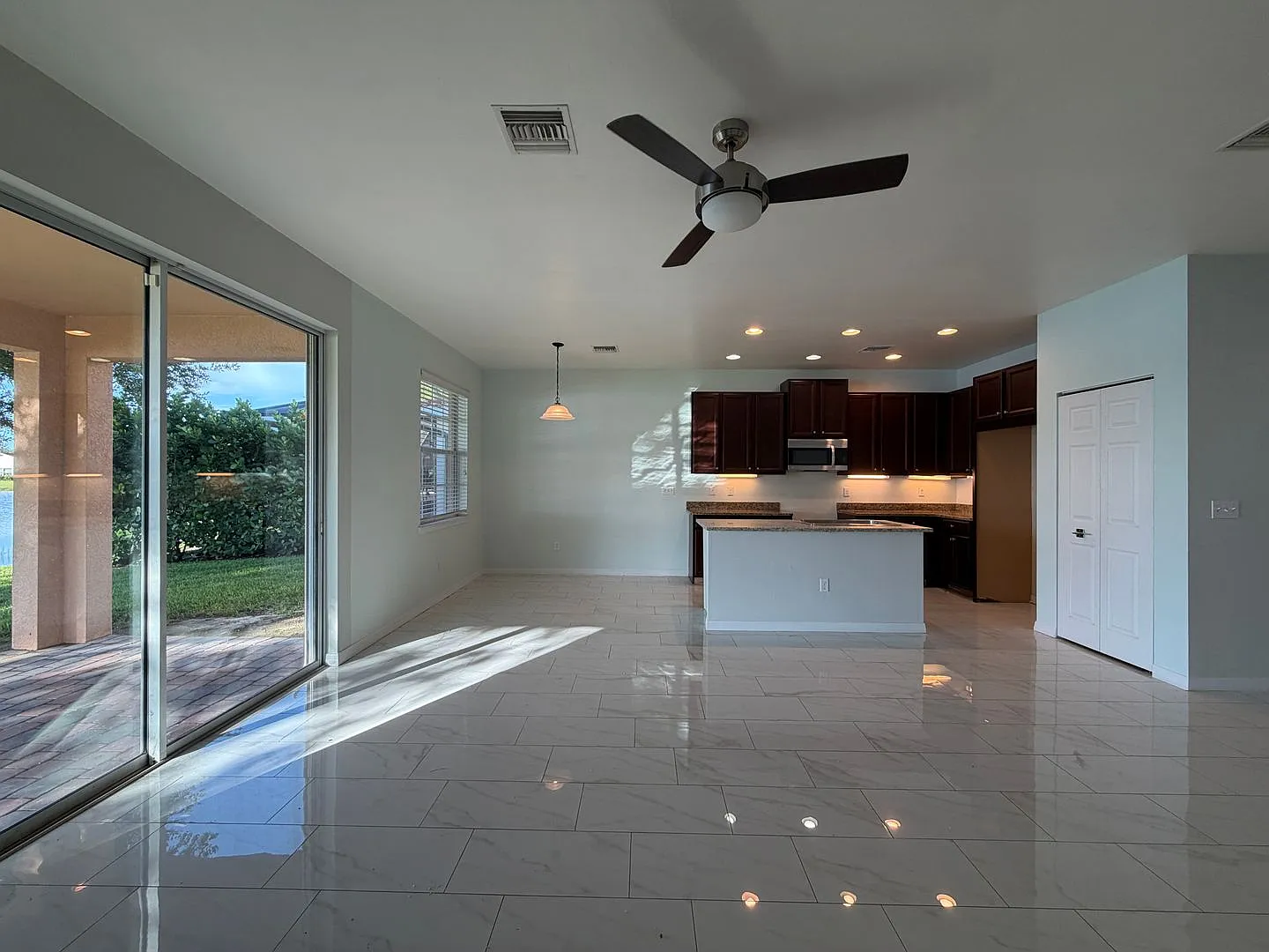 Annual Rental - 3 Bed / 2 Bath Single Family Home Attached 2 Car Garage In Valencia Country Club — Photo 2