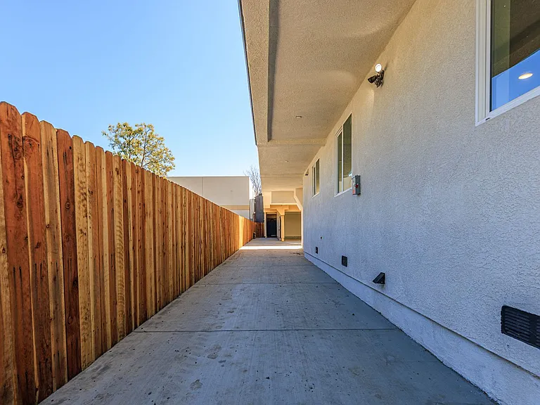 1652 Murchison St — Photo 38