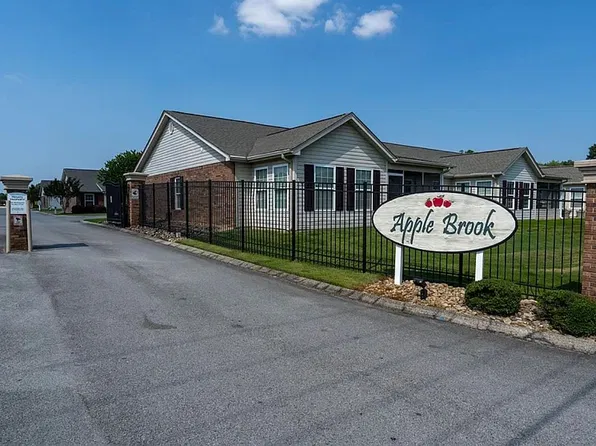 1102 Applebrook Dr, Rossville, GA 30741