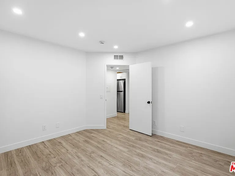 13025 Moorpark St #106 — Photo 11